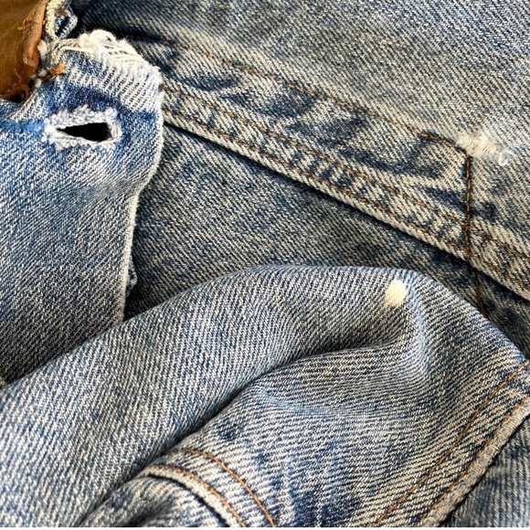 Vintage Levi’s medium-wash denim jacket with a leather collar. 💙 - Picture 8 of 9
